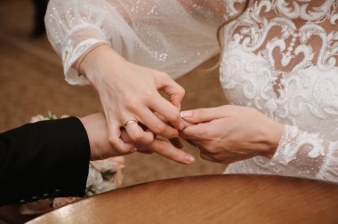 Gelin eli damada altın bir yüzük takar. Düğün günü parmağına takar.