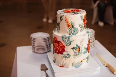 Düğün pastası. Lokantadaki masada katlar var.