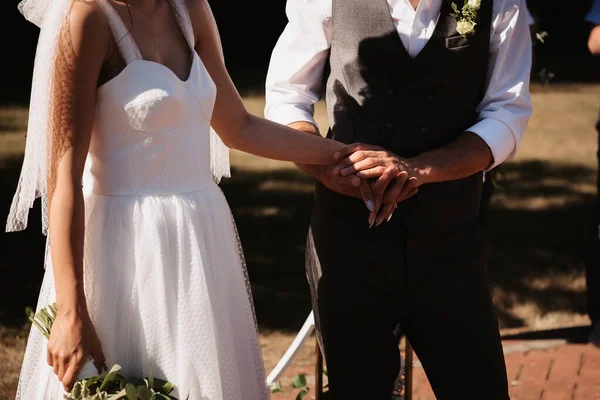 Gelin Damadın Elleri Düğün Töreninde Bir Arada Durur — Stok fotoğraf