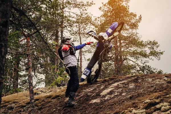 Motorkerékpár Versenyző Esik Egy Sport Enduro Motorkerékpár Miközben Mászik Egy — Stock Fotó