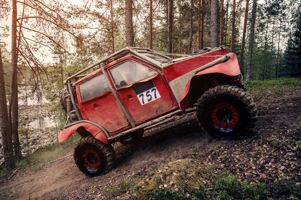 4X4 Jeep Suv Voiture Conduit Dans Une Colline Dans Forêt — Photo