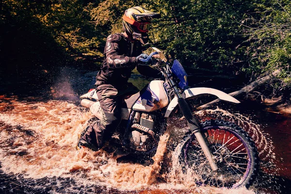 Coureur Moto Sur Une Moto Sport Enduro Traverse Une Rivière — Photo