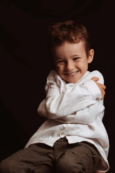 Щасливий Хлопчик Дошкільник Посміхається Сидячи Стільці — стокове фото