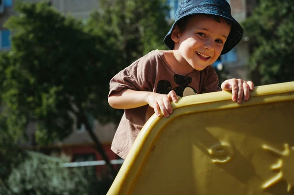 Menino Jardim Infância Joga Uma Corrediça Campo Jogos Verão Rua — Fotografia de Stock
