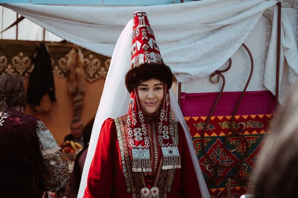 Shymkent Kazakhstan 2023年3月22日 哈萨克女孩身着哈萨克传统节日服装参加Nauryz庆典 免版税图库图片