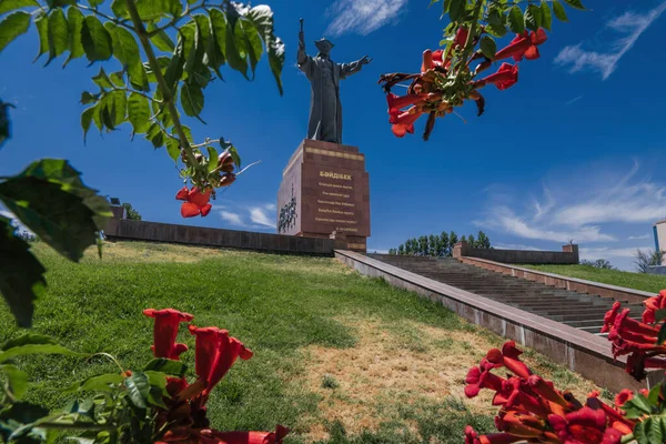 Shymkent Kazakhstan 2023年7月7日 夏季在Shymkent的Baidibek Bi纪念碑 免版税图库照片