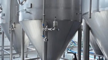 Bira üretimi için metal tankları olan modern bir bira fabrikasının içinde.