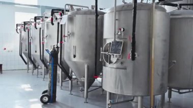 Bira üretim tesisi. Modern bir teknolojik bira fabrikasının içinde.