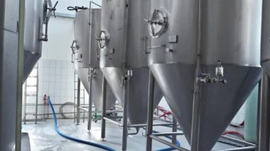 Bira üretimi için metal tankları olan modern bir bira fabrikasının içinde.