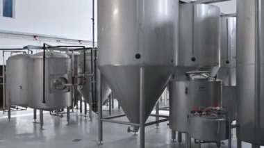 Bira fermantasyon tankları olan modern bir bira fabrikasının içinde.