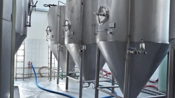Interno Una Moderna Fabbrica Birra Con Serbatoi Metallici Produzione Birra — Video Stock