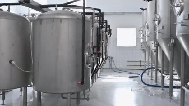 现代化工厂酿酒厂的内部 内装生产罐 — 图库视频影像