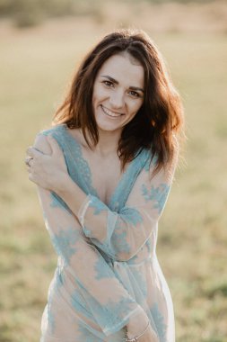 Yazın tarlada gülümseyen genç, seksi, üstsüz kız. Küçük bir film tanesinin etkisini ekledi.