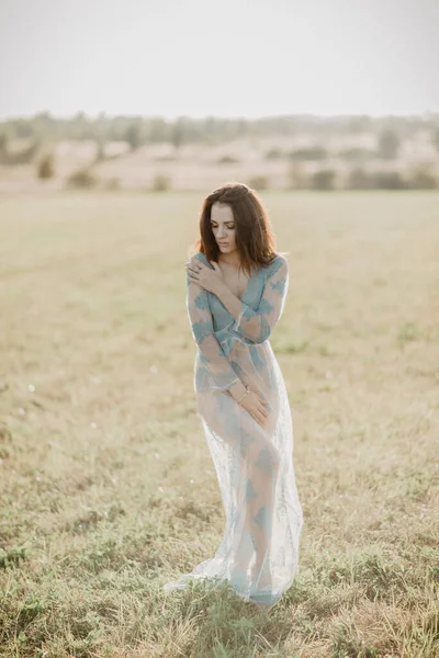 Sexy Nacktes Mädchen Oben Ohne Posiert Sommer Auf Einem Feld — Stockfoto