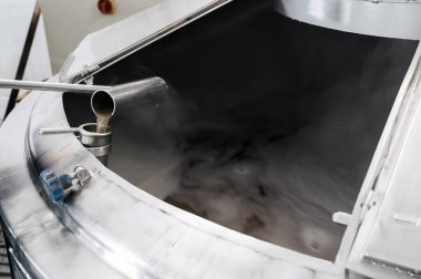 Bira üretim tesisinde bira demleme sürecinde örnekleme