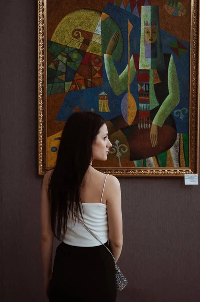 Shymkent Kazakhstan March 2023 女の子はシンケントの美術館で展示された絵を見ています — ストック写真