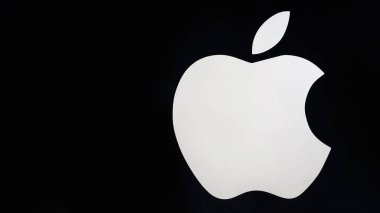 SHYMKENT, KAZAKHSAN - 23 HAZİRAN 2023: Bir elektronik mağazasının duvarında siyah bir arkaplanda Apple logosu