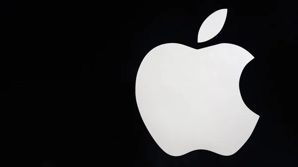 Shymkent Kazakhsan Januari 2023 Apples Logotyp Svart Bakgrund Väggen Elektronikaffär Stockbild