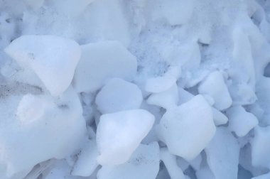 Kış mevsiminde kar yağışı altında mavi kar dokusu