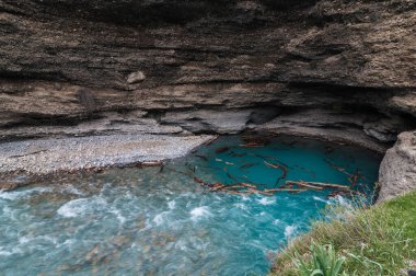 İlkbaharda Kazakistan 'daki Aksu Kanyonu' ndaki nehirde mavi su.
