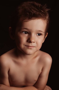 Sevimli, düşünceli bir çocuğun portresi. Anaokulu çocuğu.