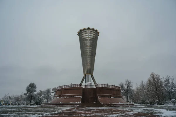 Shymkent Kazakhstan December 2023 Monument Altyn Shanyrak Självständighetsparken Vid Ordabasiplatsen Royaltyfria Stockbilder