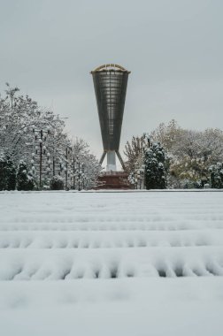 SHYMKENT, KAZAKHSTAN - 09 ARALIK 2023: Şemkent 'in güneyindeki Ordabasy Meydanı' ndaki Independence Park 'taki Altyn Shanyrak Anıtı