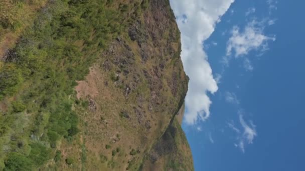 Tien Shan Góry Latem Pod Błękitnym Niebem Chmurami Krajobraz Pionowy — Wideo stockowe