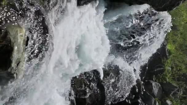 깨끗한 여름에 빠르게 흐르는 슬로우 — 비디오