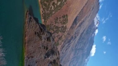 Kazakistan 'da Tien Shan dağlarındaki Kolsai Gölü' nün tepesinden panoramik manzaralı dikey video.