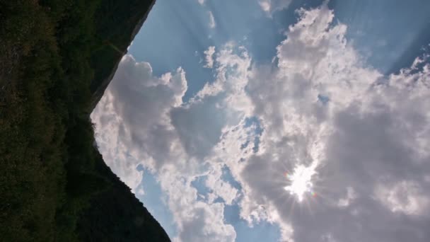 Pionowy Krajobraz Górami Tien Shan Latem Pod Błękitnym Niebem Chmurami — Wideo stockowe