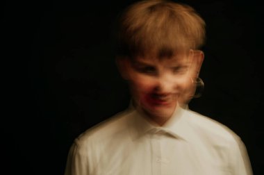 Kadın şizofreni ve akli dengesi bozuk bir psikopat. Psikoz ve panik atak, endişe ve delilik geçiren bir kızın soyut bulanık portresi