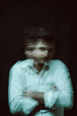 Psikopat bir adamın bulanık portresi. Geçmişinde zihinsel bozukluklar ve bozukluklar var.