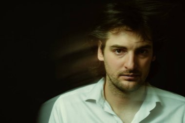 Psikopat bir adamın bulanık portresi. Geçmişinde zihinsel bozukluklar ve bozukluklar var.