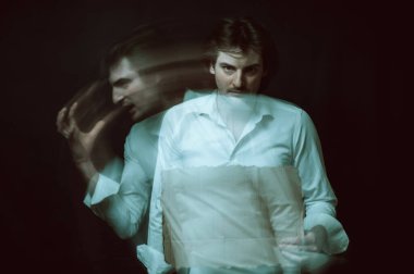 Psikopat bir adamın bulanık portresi. Geçmişinde zihinsel bozukluklar ve bozukluklar var.