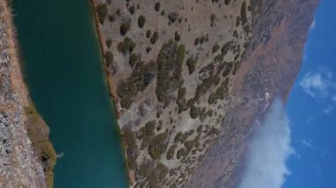 Kazakistan 'da Tien Shan dağlarındaki Kolsai Gölü' nün panoramik manzarası. Yukarıdan dikey video