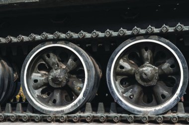 Askeri bir metal tankının eski metal tırtıl pist tankı yakın plan Sovyet tankı.