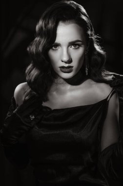 Klasik siyah-beyaz Hollywood filmlerindeki kadın portresi. Eski moda görünümlü, makyajlı, takılı ve eldivenli bir kız.