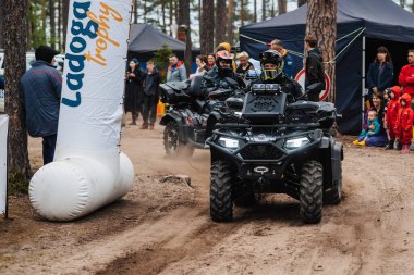 KARELİYA, RUSSIA REÜKLİK - CIRCA HAZİRAN 2022: Karelia 'da Ladoga Kupası 2022 off-road turnuvası. ATV yarışçıları yarışa resmi olarak başlıyor.