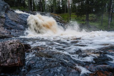 Nehirde şelale Yazın ormanda taşlar bulutlu bir günde