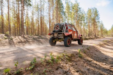 KARELİYA, RUSSIA REUKLİK - CIRCA HAZİRAN, 2022: Ladoga Gölü çevresindeki off-road turnuvası Ladoga Kupası 2022. 4x4 off-road cipi tozlu bir orman yolunda hızla gidiyor.