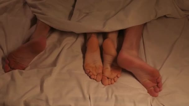 Pernas Casal Fazendo Sexo Sob Cobertor Lençol Branco Cama Quarto — Vídeo de Stock