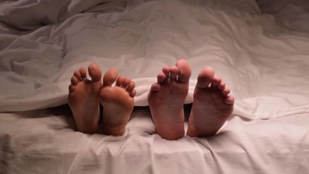 Paar Benen Voeten Voet Man Vrouw Jeuk Schurft Het Bed — Stockvideo