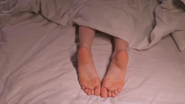 Жіночі Ноги Радісно Знімаються Танцюють Пальцями Лежачи Ліжку Простирадлі Під — стокове відео