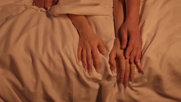 Руки Женщины Мужчины Сексе Белом Простыне Кровати Крупным Планом Пара — стоковое видео