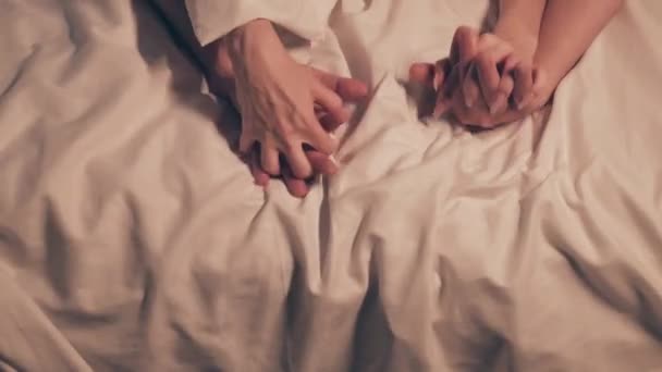 Ruce Ženy Muže Při Sexu Bílém Prostěradle Posteli Zblízka Pár — Stock video