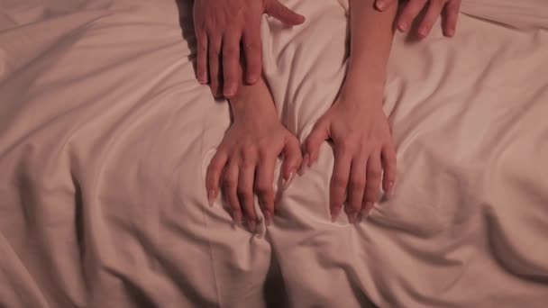 Kvinnans Händer Och Sexman Ett Vitt Lakan Sängen Nära Håll — Stockvideo