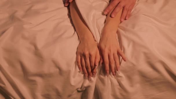 Cuplul Îndrăgostit Face Sex Foaie Albă Pat Timp Noapte Mâini — Videoclip de stoc