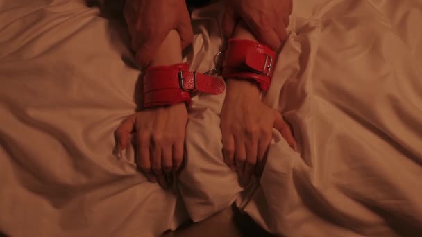 Férfi Férfi Kéz Női Kéz Megbilincselve Egy Fehér Lepedőn Ágyon — Stock videók