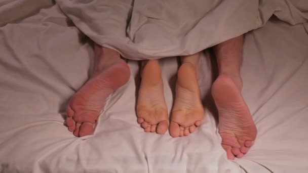 Pernas Casal Fazendo Sexo Sob Cobertor Lençol Cama Quarto Casa — Vídeo de Stock